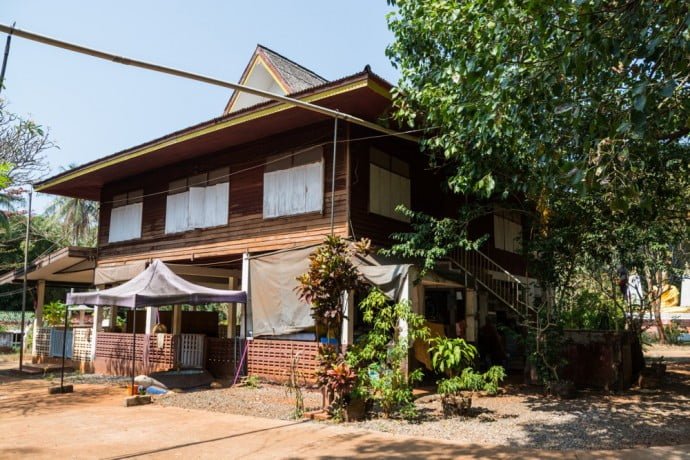 habitation des moines au temple de ko mak thailande