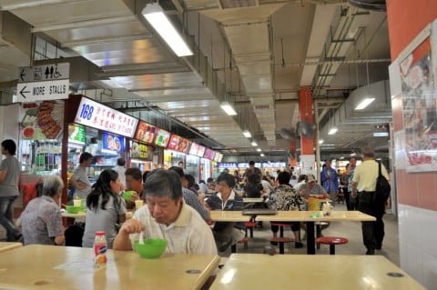 un hawker center à Singapour