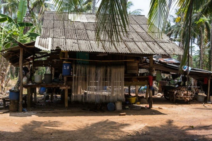 maison en bois sur pilotis ko mak thailande