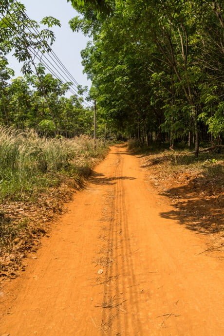 piste en terre ocre sur ile de koh-mak-thailande