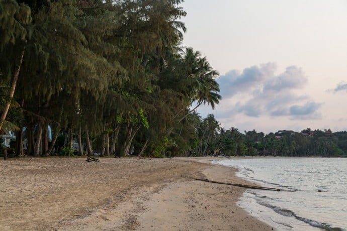 plage d'ao suan yai à koh mak au coucher de soleil