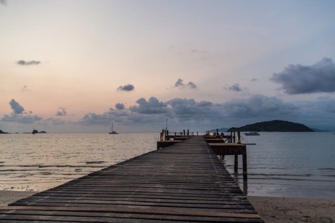 ponton sur la plage d'ao suan yai à koh mak au coucher de soleil