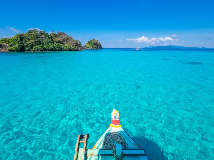 Proue de bateau sur mer turquoise près d’îles tropicales