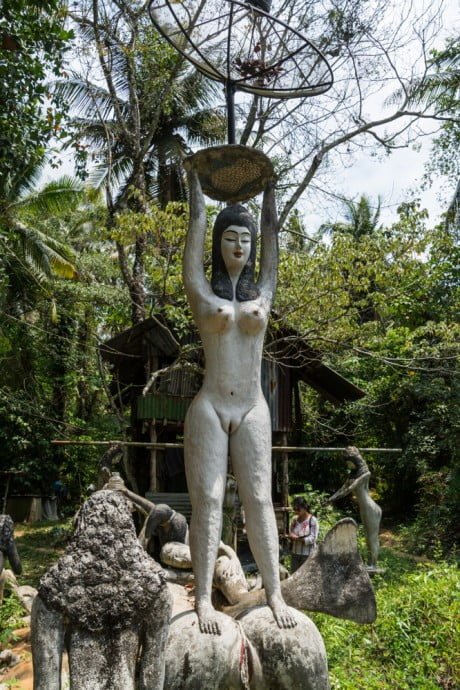 sculpture de femme au somchai art kingdom koh mak