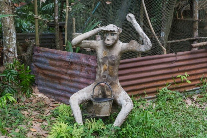 sculpture de singe au somchai art kingdom koh mak