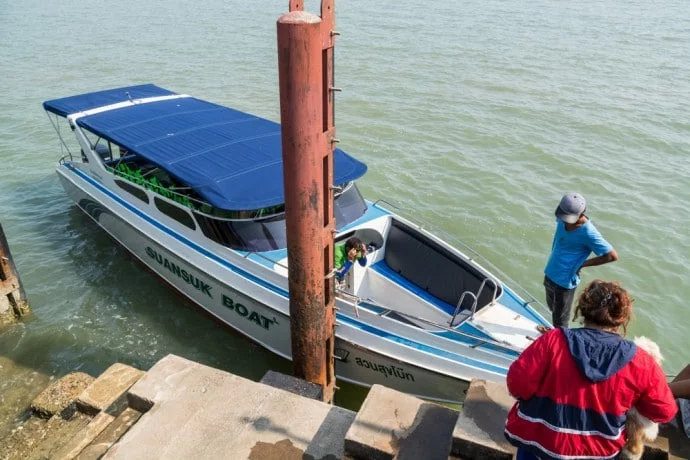 speed boat departing from laem ngop koh mak