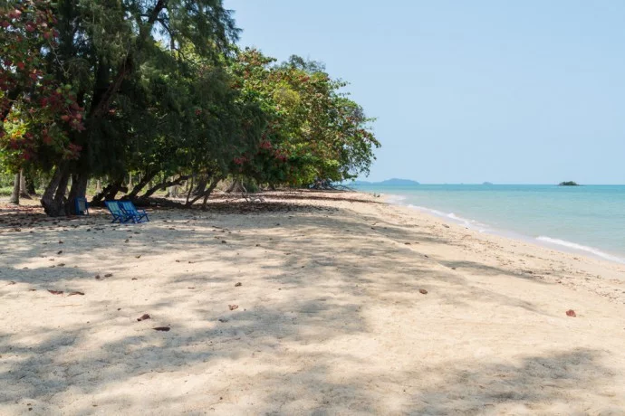deer island beach koh kradat
