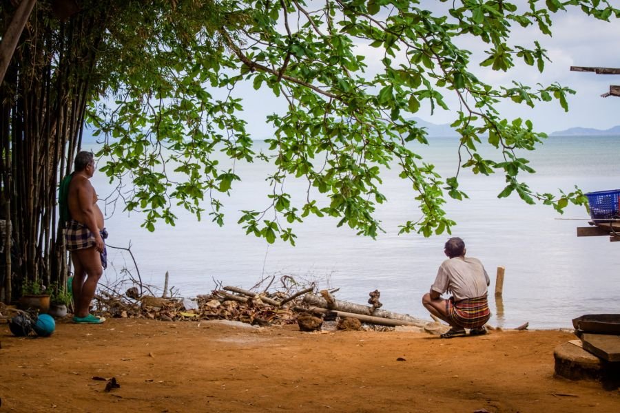 villageois contemplatif ao thalong ko mak