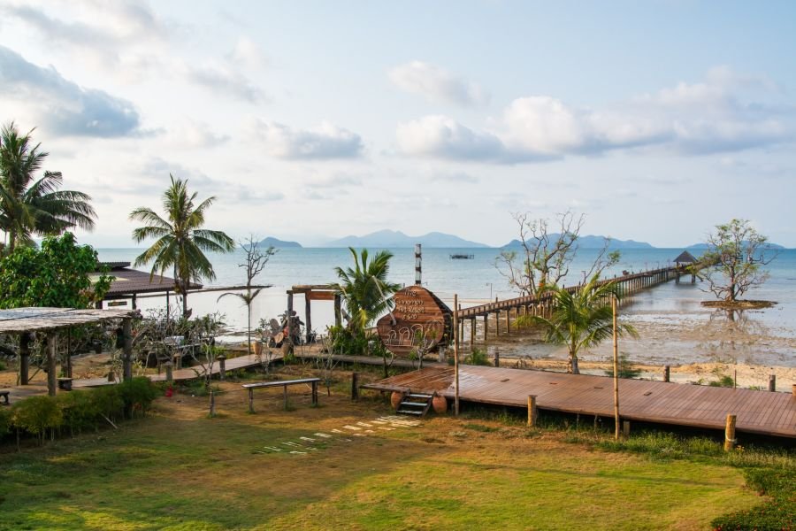 vue sur le ponton du cinnamon resort laem son ko mak thailande