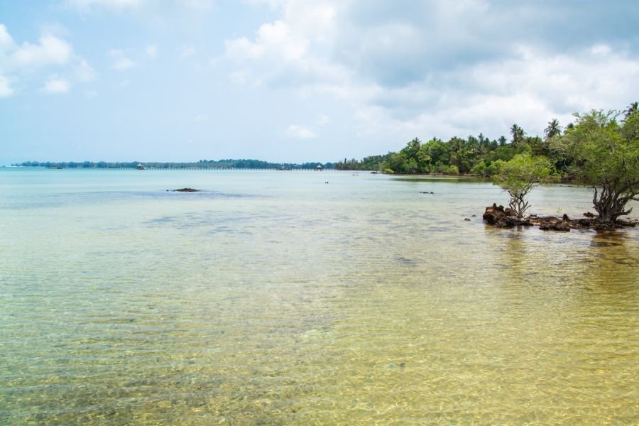 vue sur ponton de la plage ao tan nord ko mak