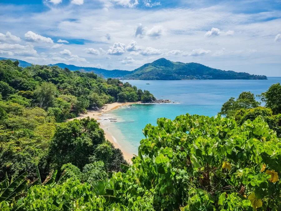 point de vue sur la plage de laem sing phuket