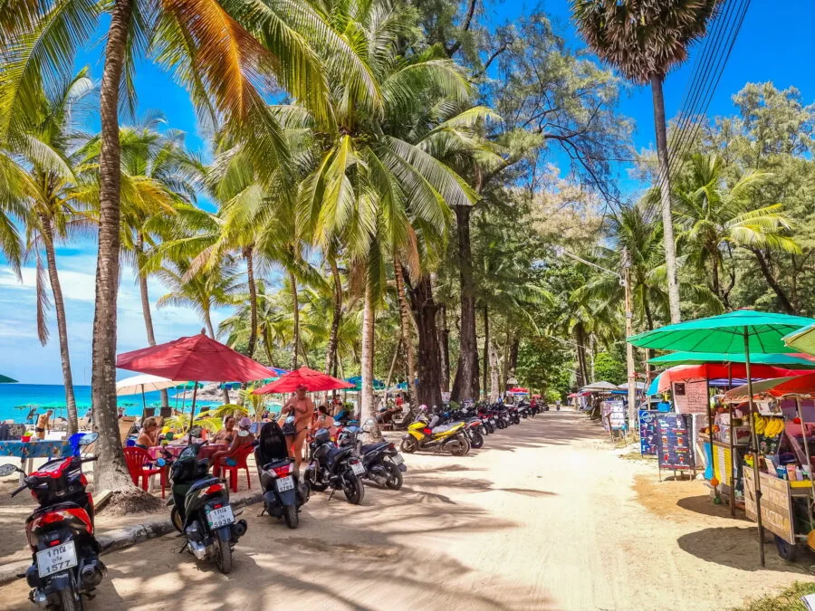 marchands street food plage surin phuket