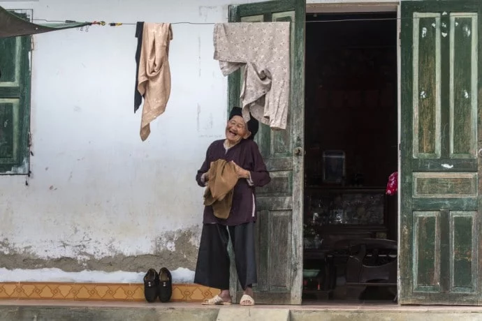 motorbike north Vietnam - Hmong in front of his house - Dong Van