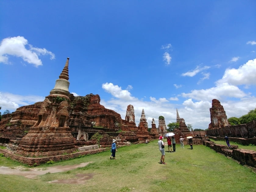 autour prang central wat mahathat ayutthaya