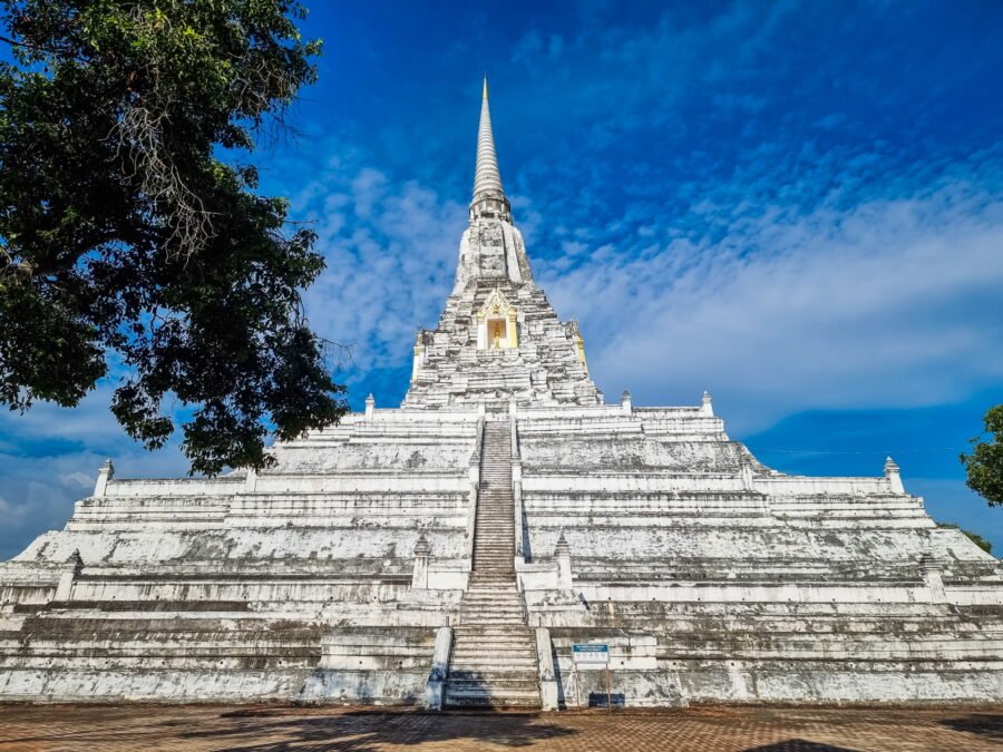 grand chedi wat phu khao thong