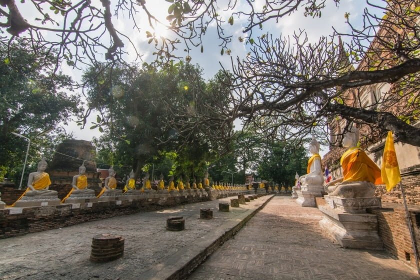 les bouddhas ancien cloitre wat yai chai mongkol ayutthaya