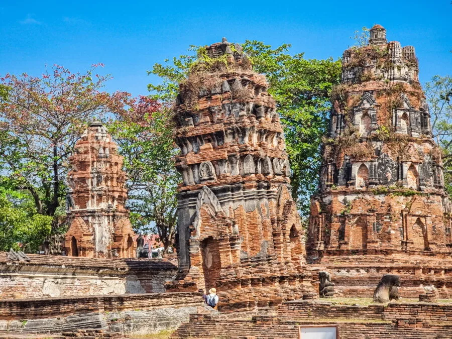 leaning prang wat mahathat ayutthaya