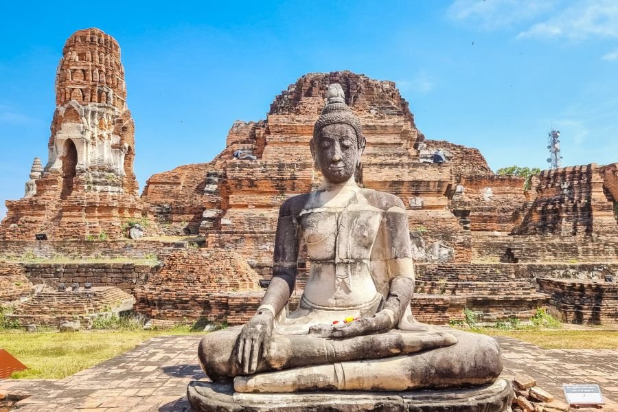 statue bouddha cour centrale wat mahathat ayutthaya