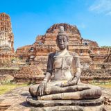 statue bouddha cour centrale wat mahathat ayutthaya
