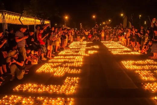 candles three monument kings chiang mai loi krathong