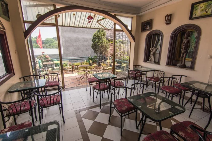 lake view cafe hanoi