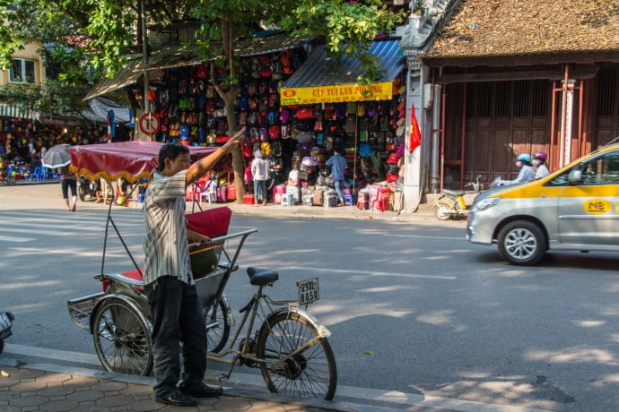 cyclo pousse dans une rue d'Hanoi.
