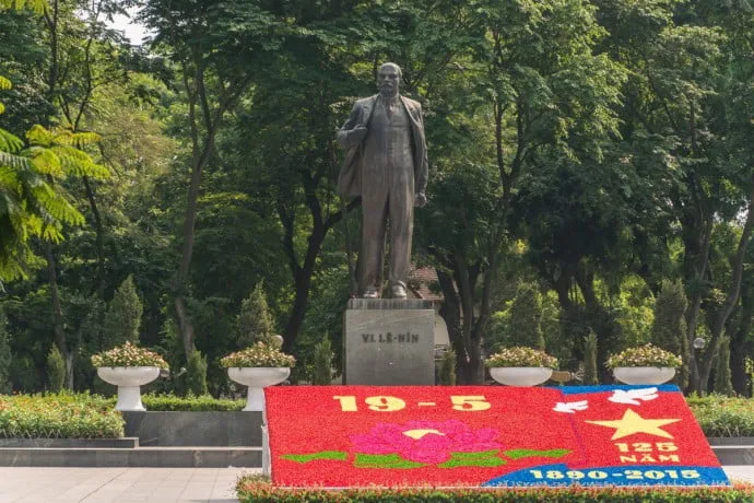 hanoi street statue