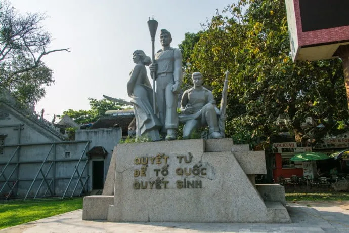 hanoi street statue