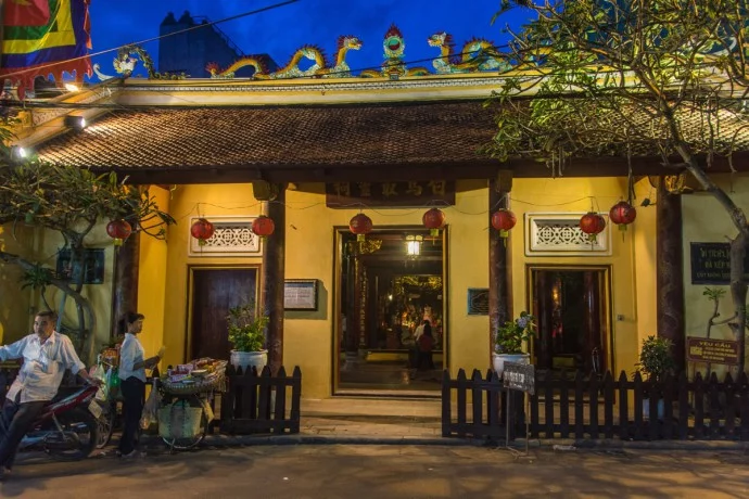 Hanoi street at night