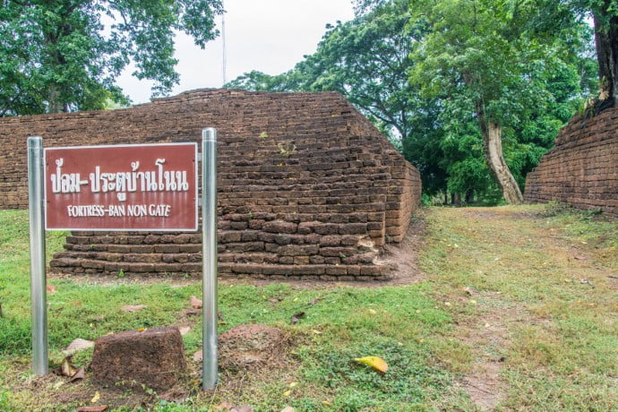 fortress ban non gate historical-park-kamphaeng-phet