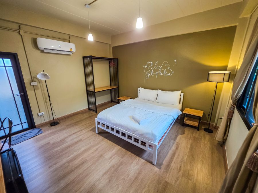 Chambre cosy avec lit double, lampadaires et climatisation