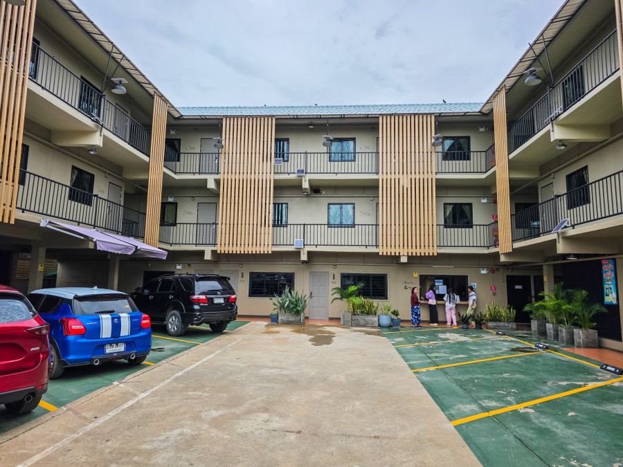 Cour intérieure d’un immeuble avec parking et balcons