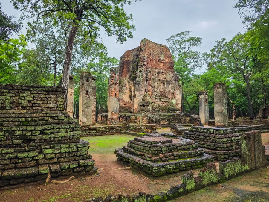 wat phra si iriyabot kamphaeng phet historical park