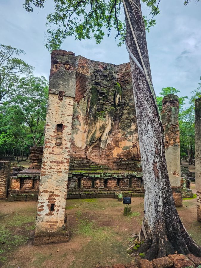 buddha walking at wat phra si iriyabot kamphaeng phet historical park