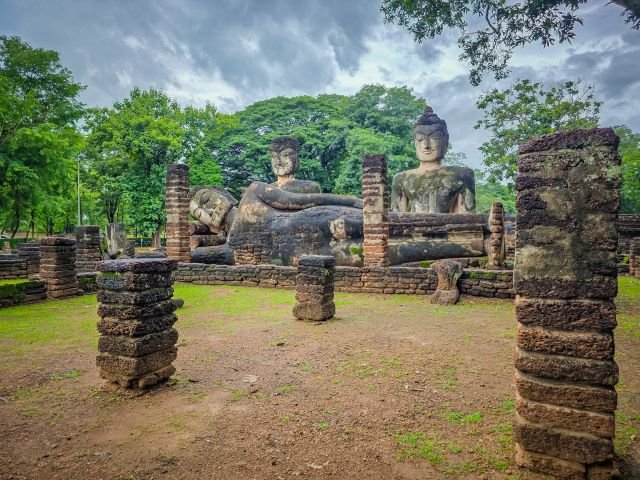 bouddhas au wat phra kaew du parc historique de kamphaeng phet thailande