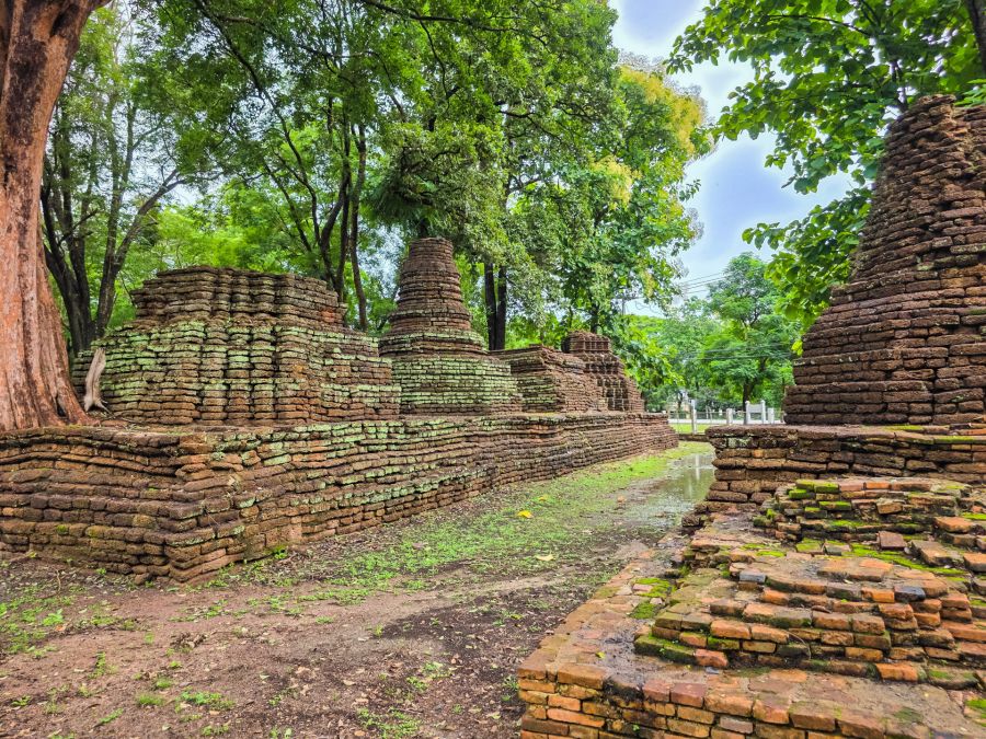 chedis of wat awat yai kamphaeng phet historical park
