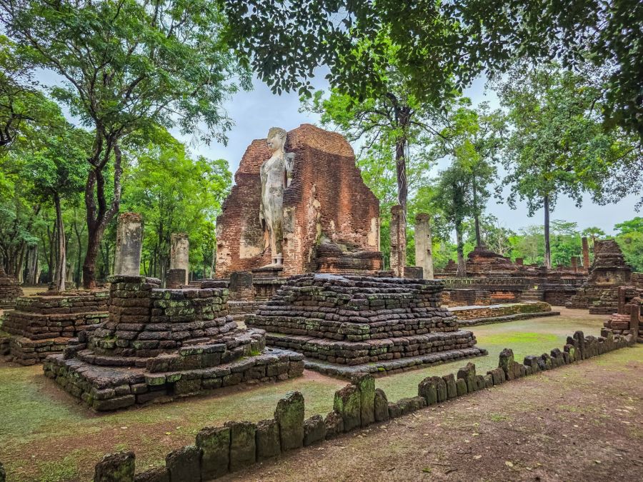 mandapa at wat phra si iriyabot kamphaeng phet historical park