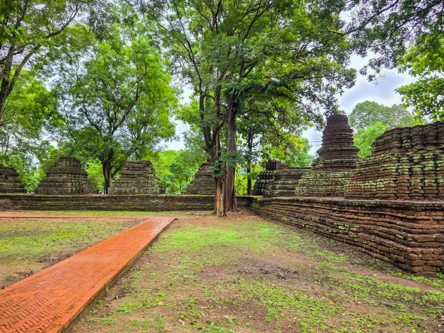 chedis wall wat awat yai kamphaeng phet historical park