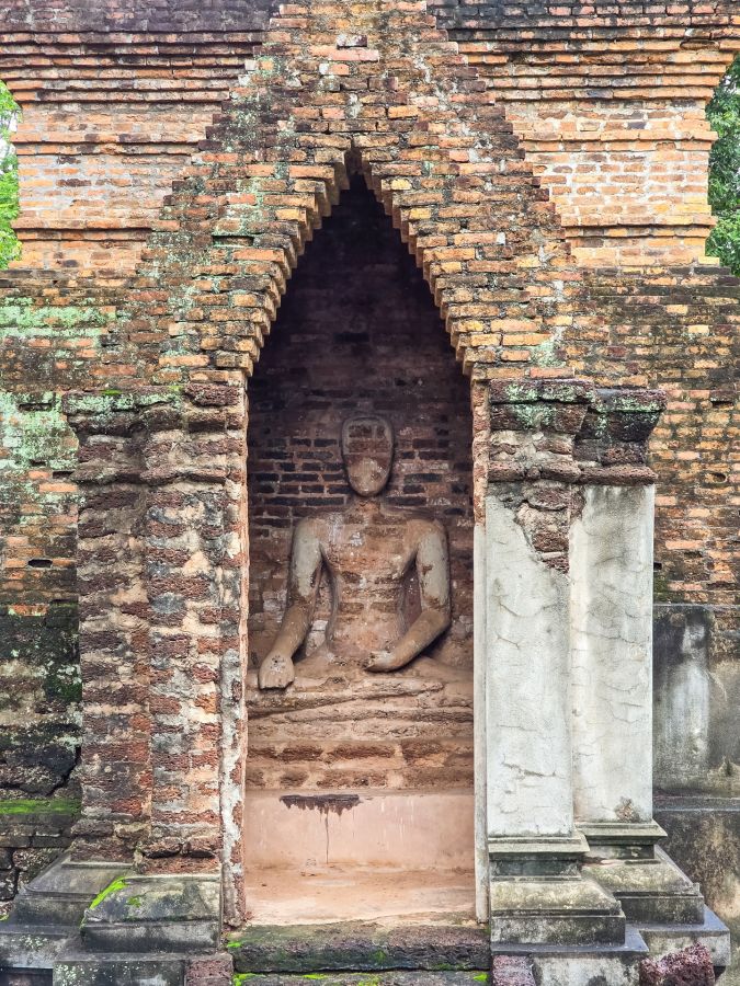 niche housing Buddha at Wat Sing Kamphaeng Phet Historical Park