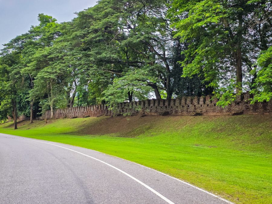 section of the wall surrounding the Kamphaeng Phet Historical Park