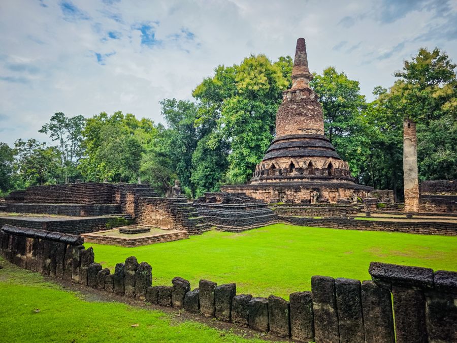main chedi of wat phra kaeo of kamphaeng phet
