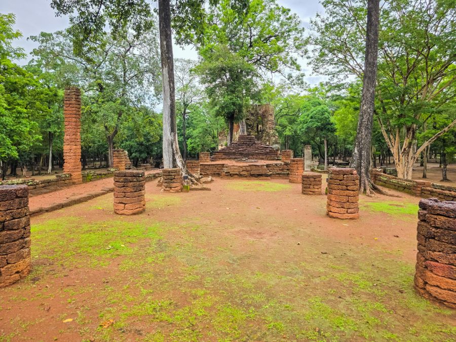 viharn ruin of wat phra si iriyabot kamphaeng phet historical park