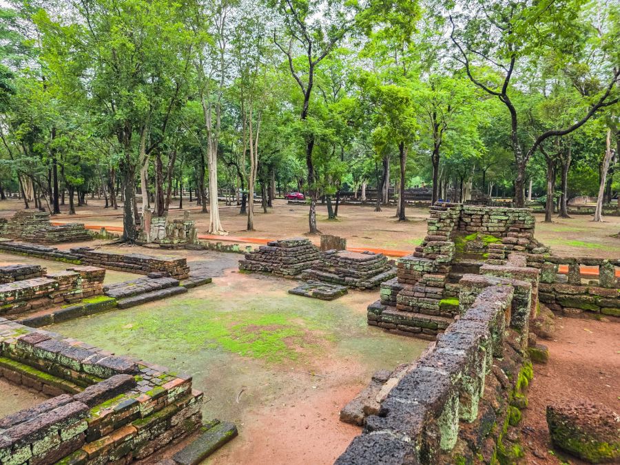ruins of wat phra si iriyabot kamphaeng phet historical park