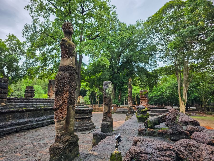 statues at Wat Sing Kamphaeng Phet Historical Park