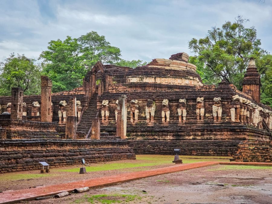 Viharn and chedi of Wat Chang Rop, Kamphaeng Phet Historical Park, Thailand