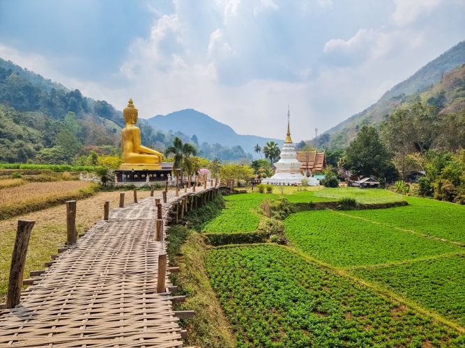 Statue de Bouddha et temple au cœur des montagnes