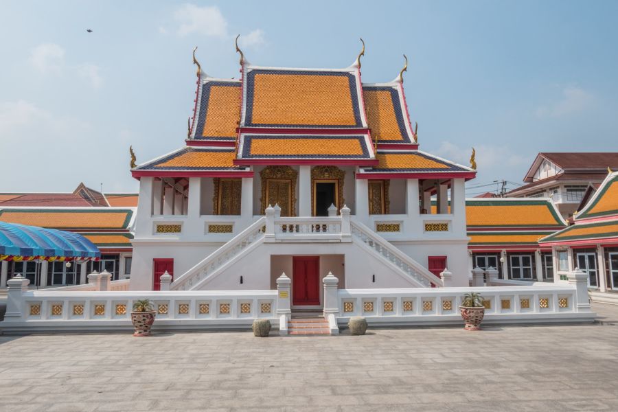 Temple thaïlandais blanc aux toits dorés et ornés