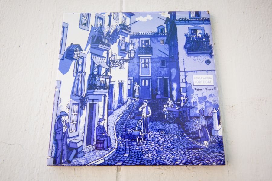 Azulejo représentant une rue ancienne de Lisbonne animée