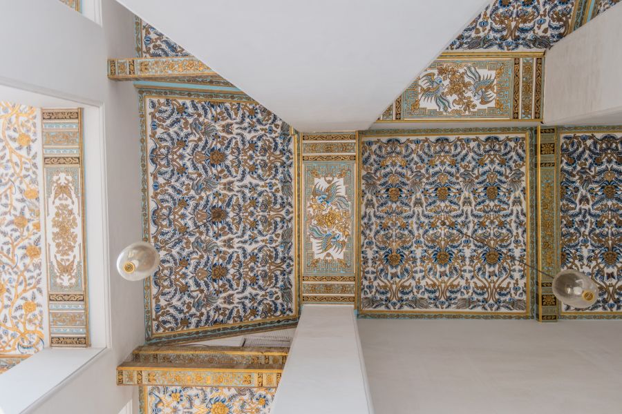 Escalier orné de carreaux floraux bleus et dorés