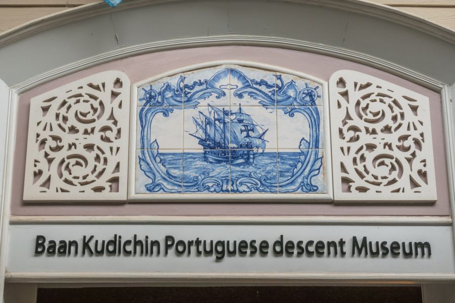 Enseigne du musée de la descendance portugaise, décor naval.